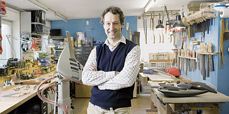 Ulrich Teufel in seiner Gitarrenbauwerkstatt.