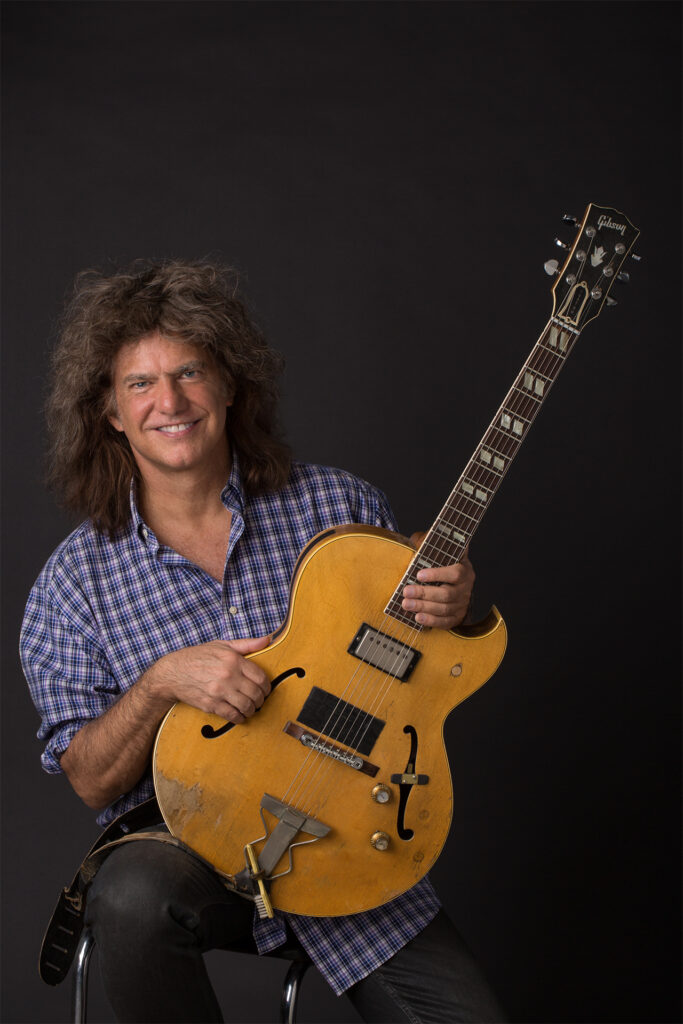 Pat Metheny mit seiner Gibson Custom.