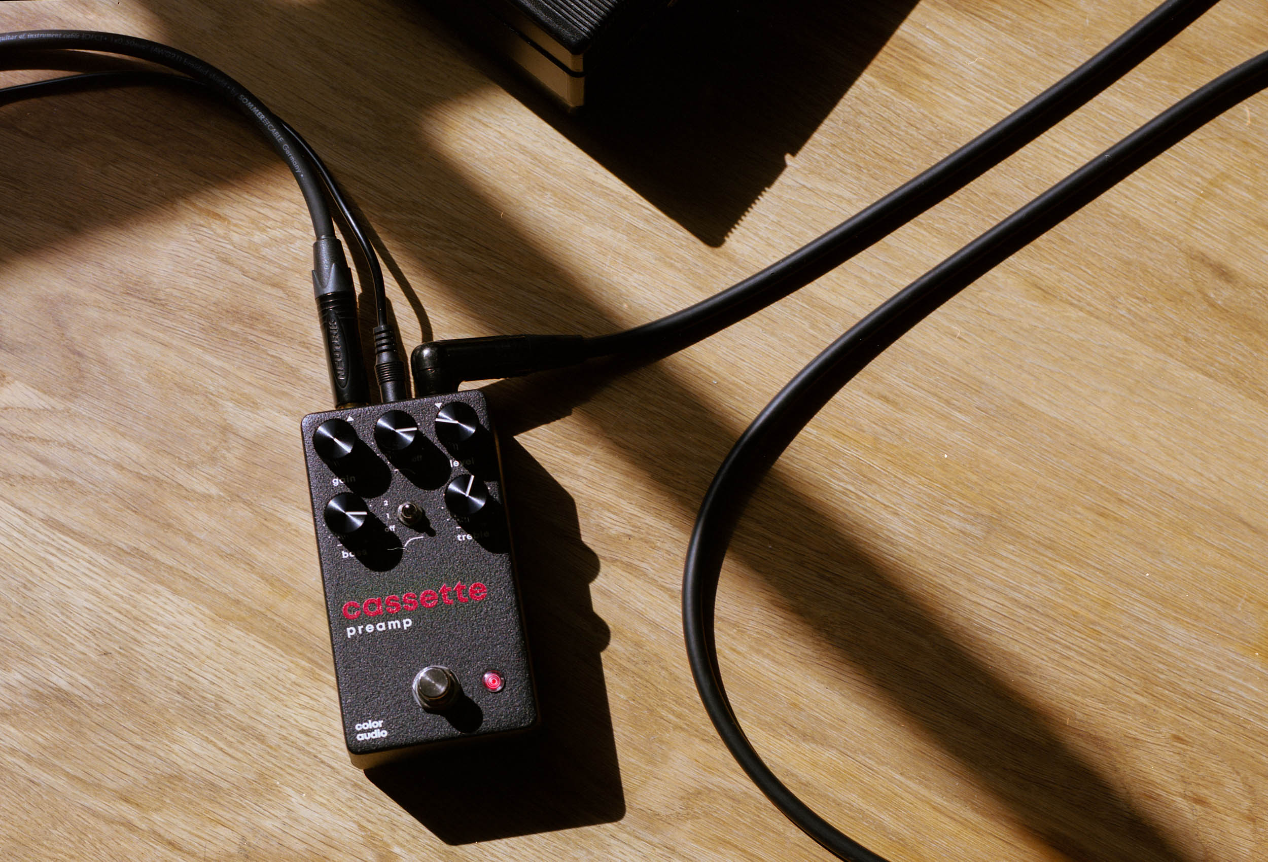 Der Cassette Preamp im Einsatz: Das Pedal liefert warme, leicht körnige Tape-Sättigung und fügt sich mühelos in jedes Gitarren-Setup ein.