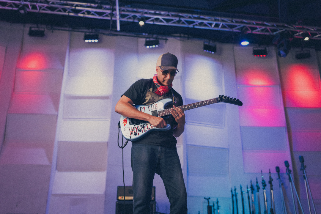 Fender Tom Morello “Arm The Homeless” Stratocaster – Die neue Signature-Gitarre ist da!
