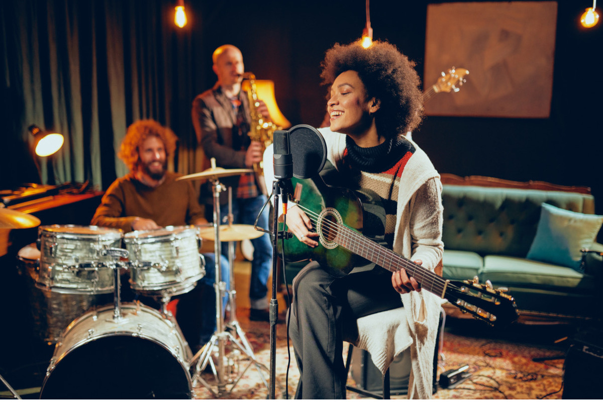 Gitarre spielen und singen: Gitarrenspiel und Gesangskontrolle