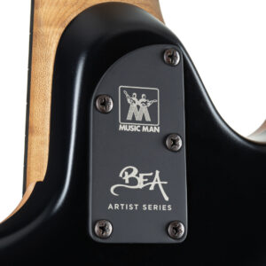 Rabea Massaad-Signatur und Music Man-Logo auf der Halsplatte der E-Gitarre