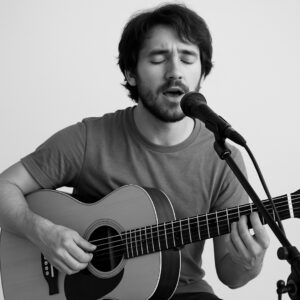 Gitarre spielen und singen gleichzeitig