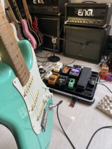 Fender Stratocaster Setup mit Pedalboard und Verstärker