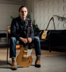 Chris Buck mit seiner Yamaha RS02CB in Honey Gold.