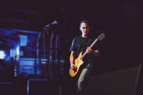 Chris Buck mit Yamaha RS02CB E-Gitarre auf der Bühne.