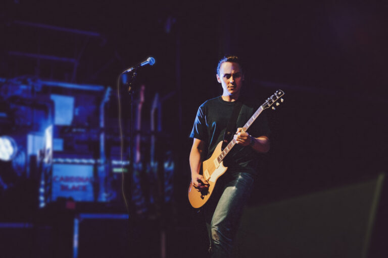 Chris Buck mit Yamaha RS02CB E-Gitarre auf der Bühne.