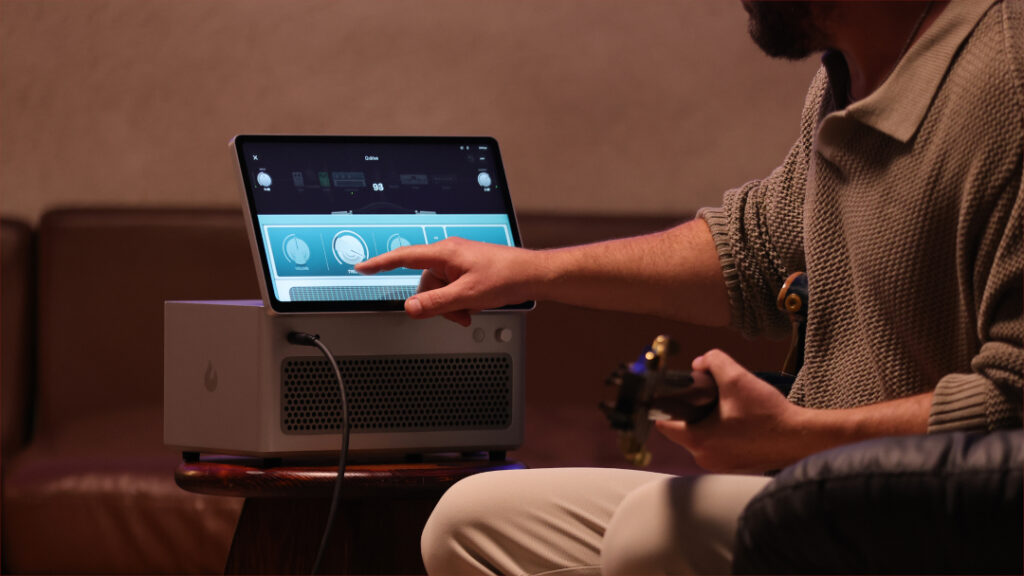 Lava Studio Amp mit Mensch der eine E-Gitarre spielt und den Lava Studio Amp bedient.