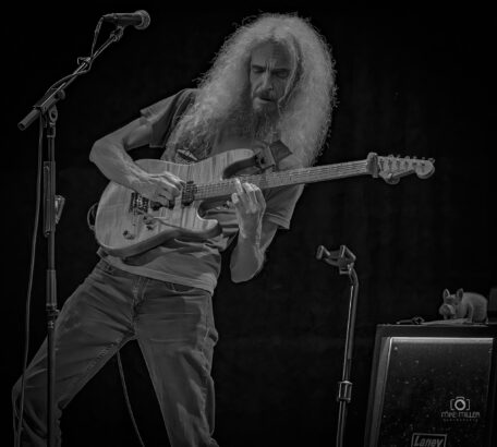 Guthrie Govan mit seiner Charvel-Signature (Quelle: Facbeook)