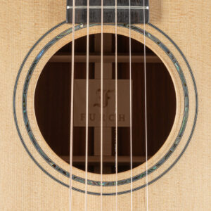 Saiten und Schallloch einer Akustikgitarre.