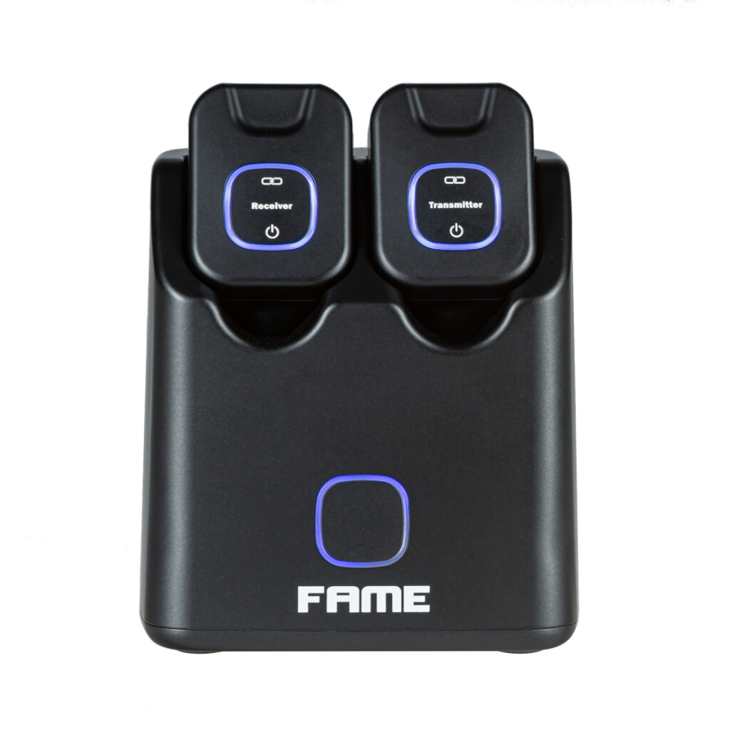 Fame M5 AeroCharge Wireless System mit Ladecase von vorne.