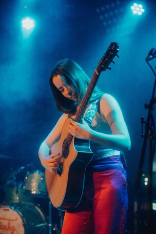 Julia mit Baton Rouge Acoustic (© Jona Freigang)