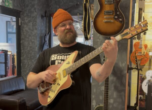 Joey Landreth mit seiner Duesenberg Signature © Sarah Rameckers