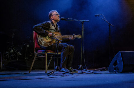 Bonamassa mit National Triolian Resonatorgitarre von 1930 (© Marcus Bird)