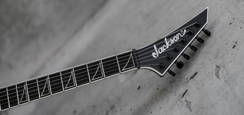 Inverted Pearloid Ghost Fin-Inlays und Reverse Jackson Pointed 6-In-Line-Kopfplatte