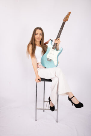 Julia Lange mit ihrer Ibanez-"Glitzergitarre" (© Reinhold Blaha)