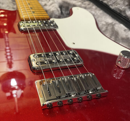 TV Jones Filter’Tron Pickups und 6-Saddle String-Thru Hardtail Bridge.