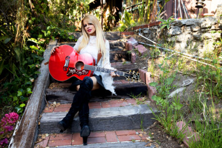 Orianthi mit ihrer Gibson Orianthi SJ-200.