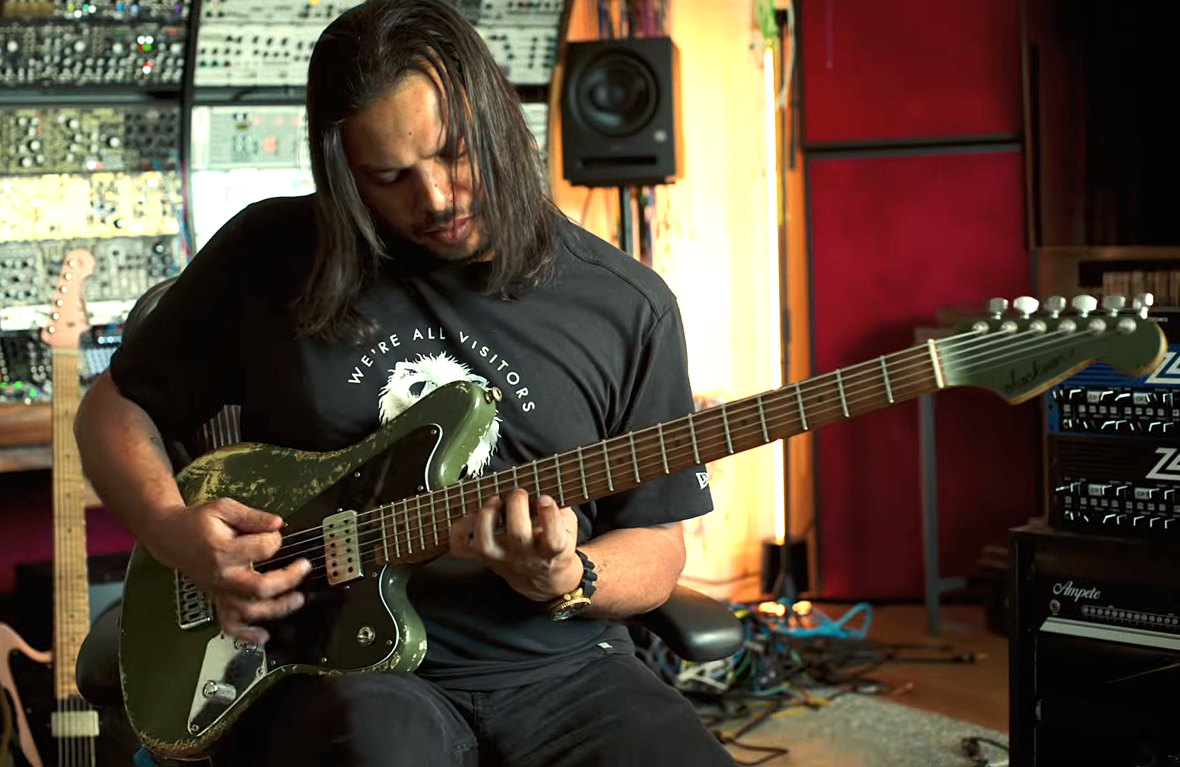 Misha Mansoor mit neuer Signature-Baritone (Quelle: YouTube)