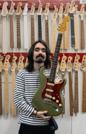 Mateus Asato mit seiner neuen Strat (Quelle: Instagram)