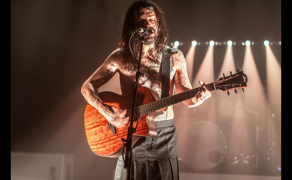 Simon Neil mit Lâg Gitarre