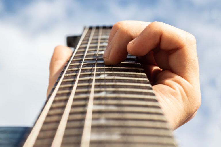 Das Griffbrett der Gitarre wirklich verstehen: Töne, Oktaven und Skalen lokalisieren