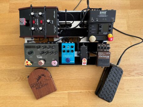 Sophies Akustikboard mit Behringer BM-11M, Elite Acoustics Stompmix X4-2 Pro, Strymon Timeline, Strymon Cloudburst, One Control Minimal Series Loop Box, Boss OC-5 Octave, Ortega Horse Kick Pro, Dunlop DVP5 Volume (X) 8 (© Sophie Chassée)