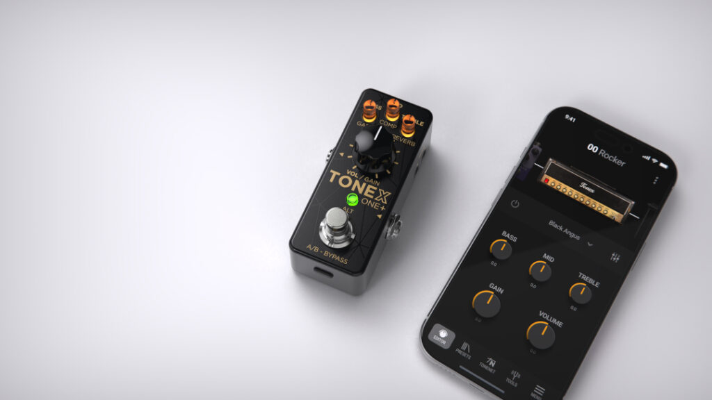 IK MUltimedia TONEX One+ Pedal und Smartphone mit TONEX App