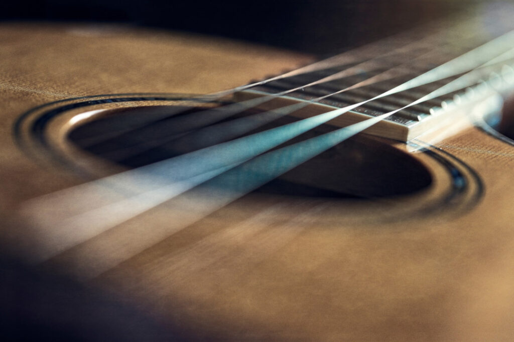 Gitarrendecke mit schwingenden Saiten