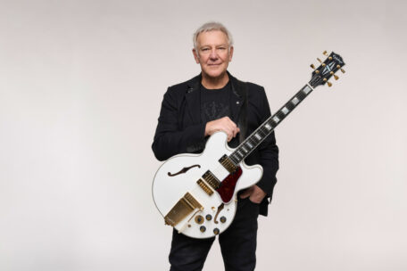 Alex Lifeson mit Epiphone Alex Lifeson 1976 ES-355 Alpine White.