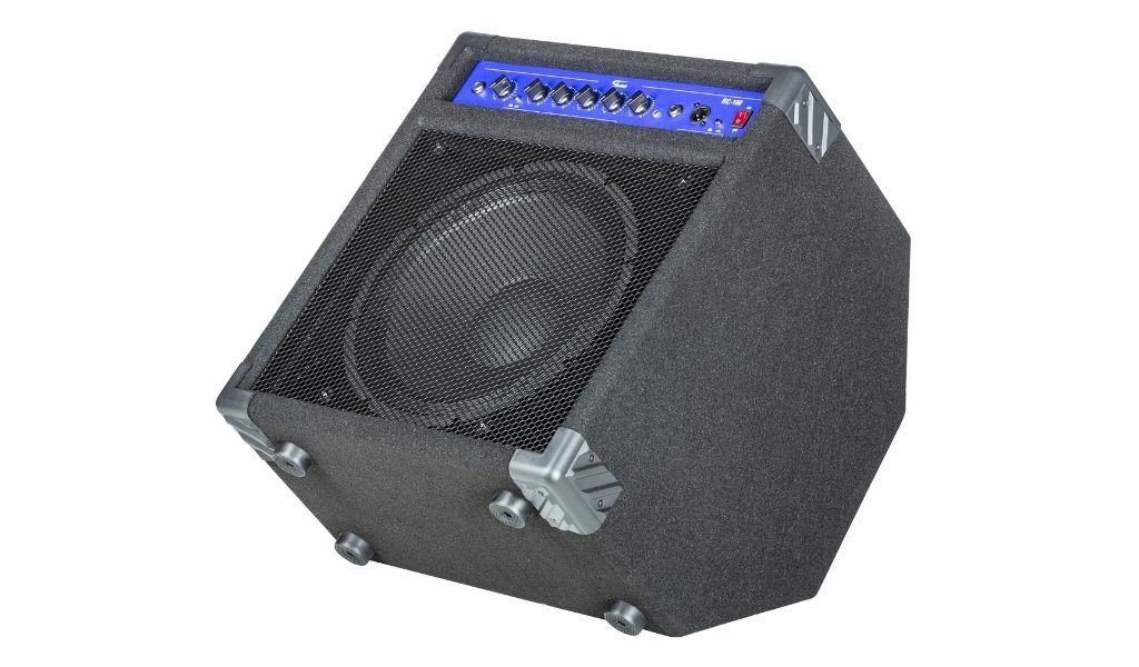 Der Fame BC-100 lässt sich angewinkelt als kompakter Bühnenmonitor nutzen – praktisch für kleinere Live-Setups und enge Bühnen.