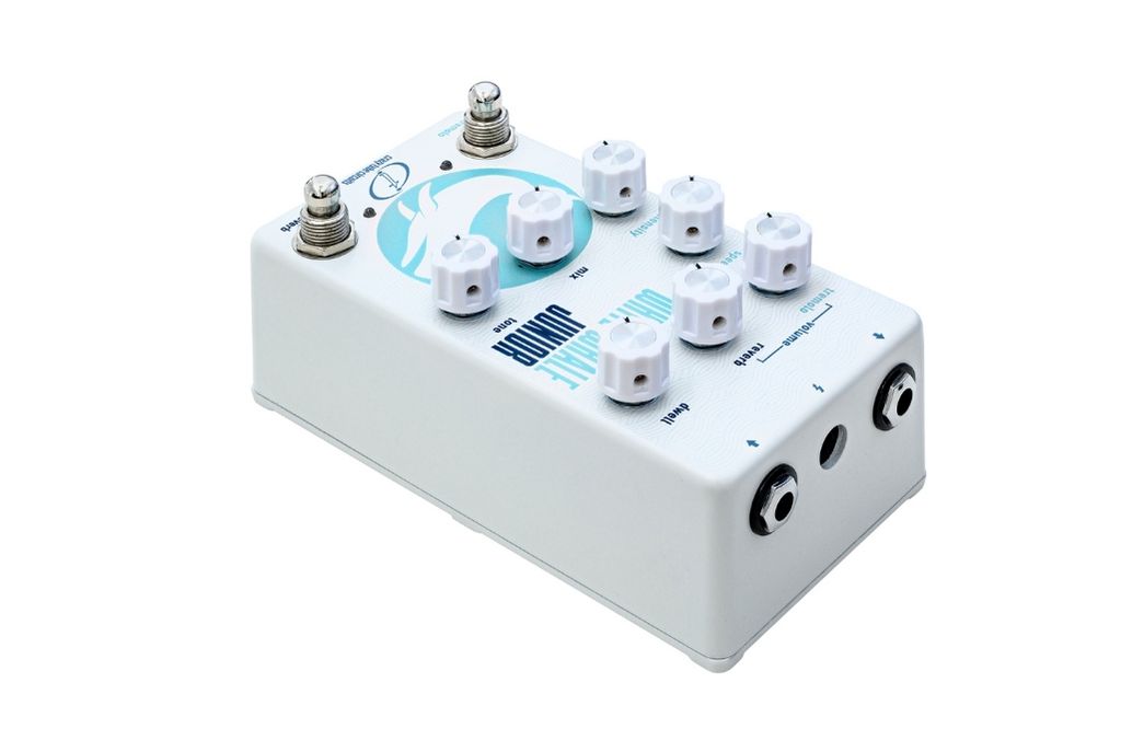 Die stirnseitig angebrachten Anschlüsse erleichtern die platzsparende Integration des Crazy Tube Circuits White Whale Jr. ins Pedalboard.