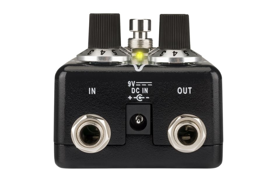 Die seitlich angeordneten Klinkenbuchsen und der mittig platzierte 9-Volt-Netzteilanschluss ermöglichen eine unkomplizierte Integration des Fender Godzilla Distortion in klassische Pedalboards.