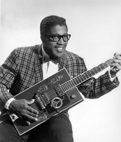 Bo Diddley mit E-Gitarre.