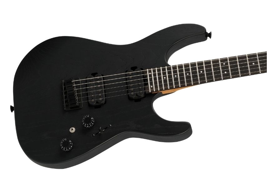 Unter dem transparenten Black-Ash-Finish bleibt die markante Holzmaserung sichtbar. Sentient und Nazgûl sowie die reduzierte Bedienung mit Volume, Tone und 5-Wege-Schalter bestimmen die elektrische Seite.