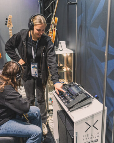 Helix Stadium Amp Modeler von Line 6 Besucher der Guitar Summit Testen den Helix Stadium Amp Modeler von Line 6