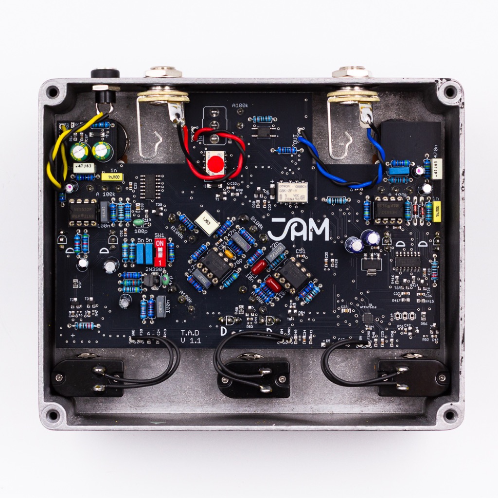 Blick ins Innere des JAM Pedals Tiny Amp Destroyer: Die analoge Schaltung bildet das Verhalten eines kleinen Transistorverstärkers nach, der mit hohen Eingangspegeln weit über seine Grenzen getrieben wird.