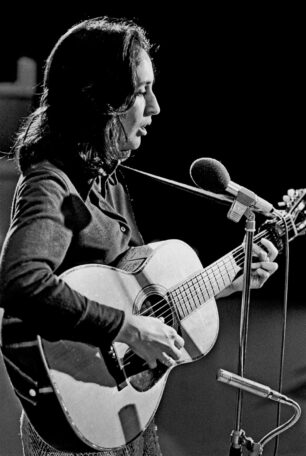 Joan Baez mit ihrer Gitarre