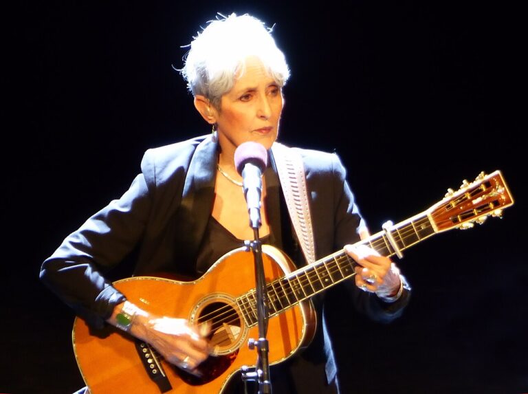 Klar, präzise, unverwechselbar: Der Gitarrenstil von Joan Baez