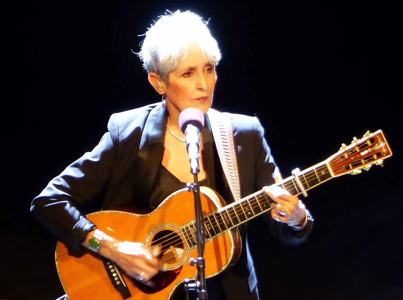 Klar, präzise, unverwechselbar: Der Gitarrenstil von Joan Baez