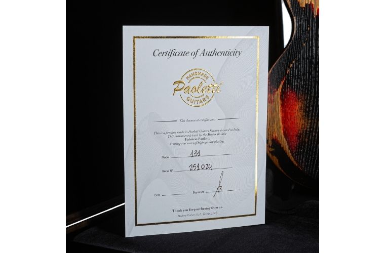 Zum Lieferumfang gehört ein Certificate of Authenticity, das Modell und Seriennummer des in Italien gefertigten Instruments dokumentiert.