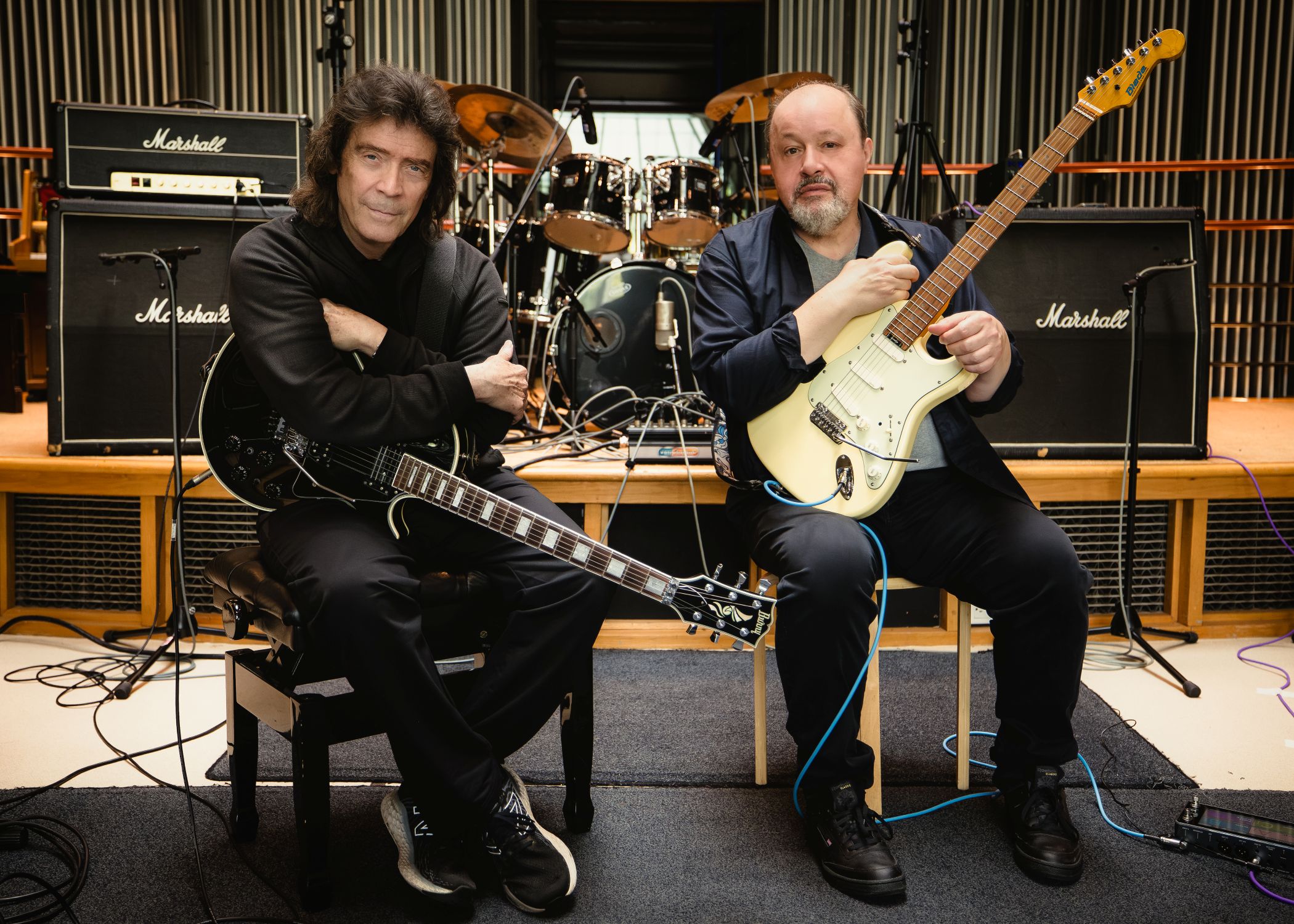 Burny Les Paul und Blade Stratocaster vor Marshall-Amps (© Anne-Marie Forker)