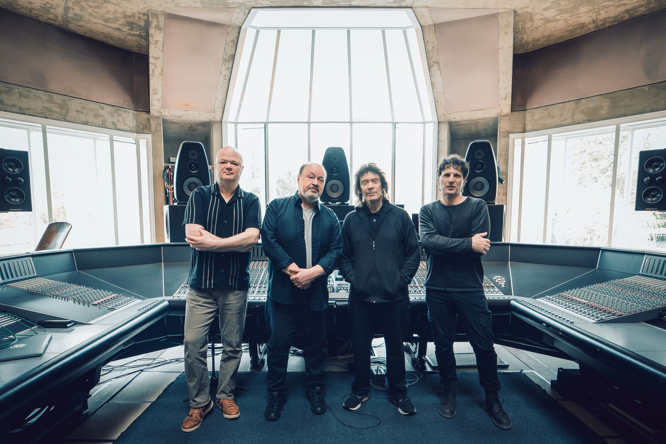 Die komplette Band in den Real World Studios (© Anne-Marie Forker)