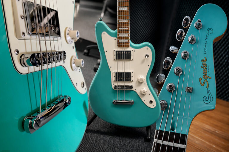 Squier Paranormal Baritone Jazzmaster im Test: Offset-Klassiker auf Tiefgang