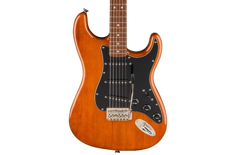Drei Fender Designed Alnico Single Coils, Fünfwegschalter und das 6-Saddle-Vintage-Tremolo bilden das vertraute Strat-Bedienkonzept.