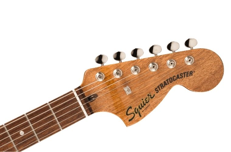Die große Kopfplatte trägt den typischen Stratocaster-Schriftzug und unterstreicht den Siebzigerjahre-Look.