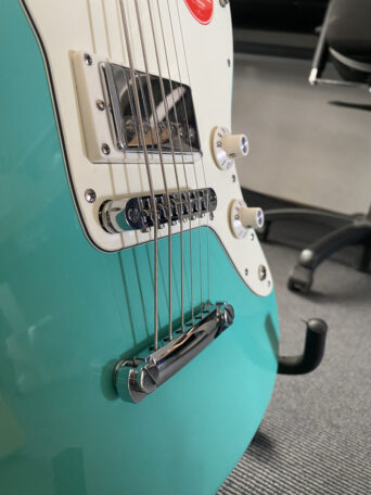 Adjust-O-Matic Bridge mit Stopbar-Tailpiece Squier Baritone Jazzmaster Adjust-O-Matic Bridge mit Stopbar-Tailpiece der Squier Baritone Jazzmaster E-Gitarre.