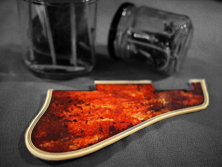 VINTAGE VIRUS! Celluloid-Pickguards in Lebensgefahr