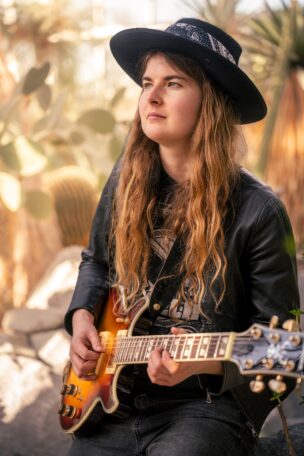 Vanessa Jung mit ihrer Ibanez AR420 (Foto: Bjarne Stahmer)