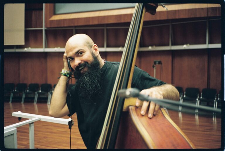 REZA ASKARI. Über Bass, Improvisation, die Musik & das Leben